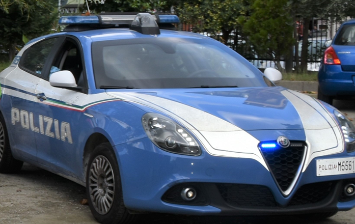 Blitz antidroga a Crotone: 20enne arrestato con hashish, marijuana e contanti