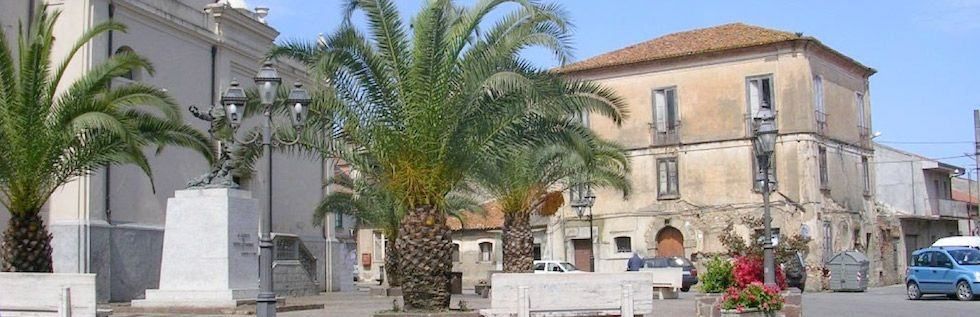 Se anche i neonati sostengono il politico in manette