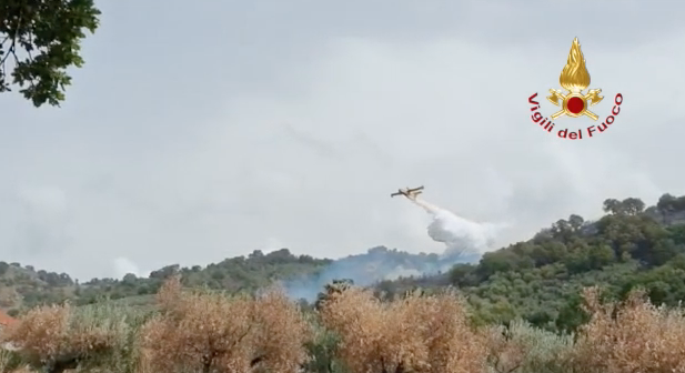 Incendi, Canadair in azione a Curinga e Isola Capo Rizzuto – VIDEO