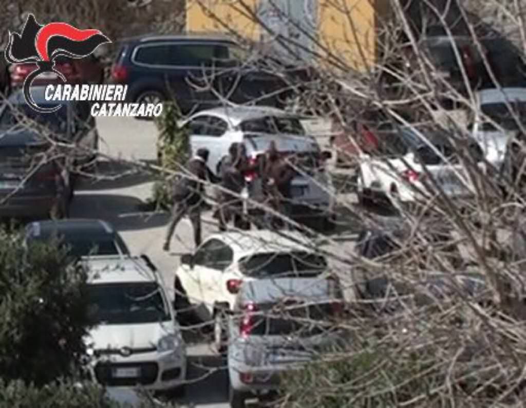Soverato, parcheggiatori abusivi aggrediscono carabinieri: arrestati