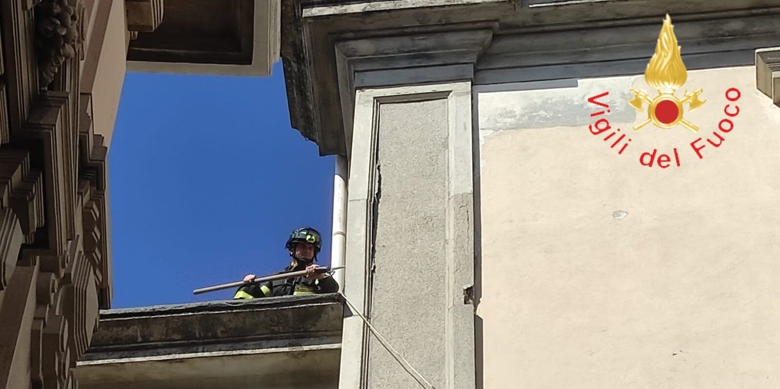 Catanzaro, i vigili del fuoco rimuovono cornicioni pericolanti del Convitto Galluppi – VIDEO