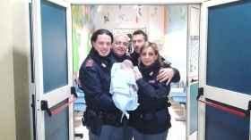 Bimba di 4 mesi abbandonata in casa