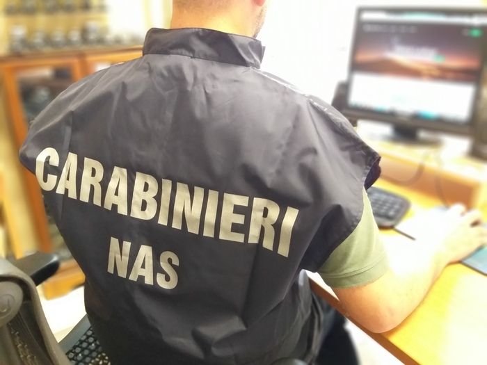 Farmaci (e alimenti) scaduti e locali sporchi, sequestrata “casa di riposo lager” a Reggio Calabria