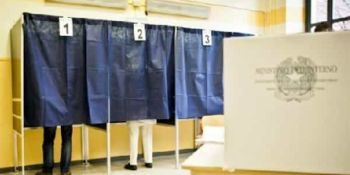 Fotografano la scheda all’interno di un seggio: due denunce a Catanzaro