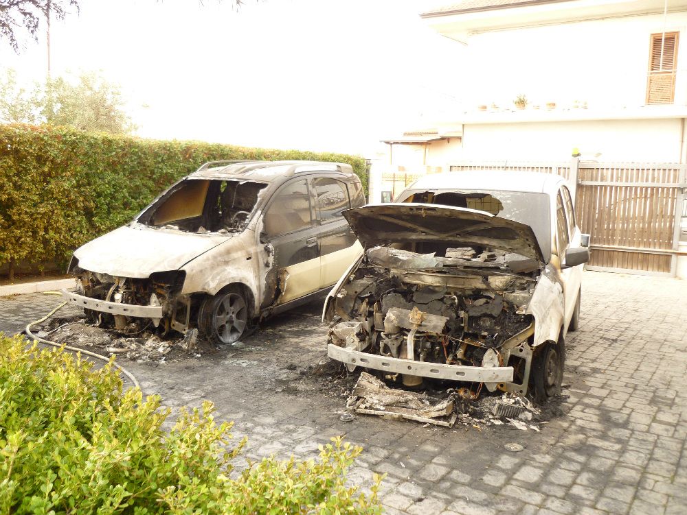 In fiamme i mezzi del consigliere provinciale Barberio