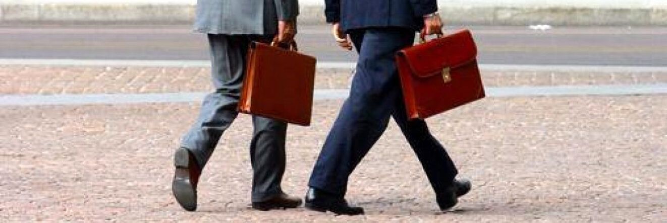 Ai portaborse stipendi da dirigenti. «La sindrome del Marchese del Grillo»