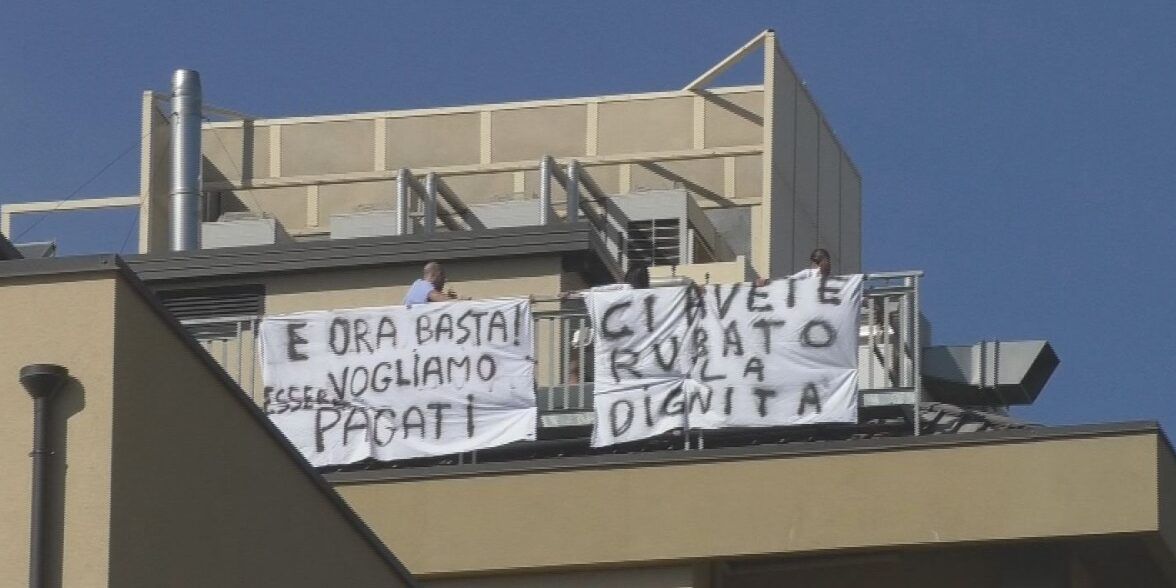 Stanchi e senza stipendio, nuovo Sos al Sant’Anna di Catanzaro: dipendenti minacciano di lanciarsi dal tetto