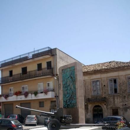 Il cannone del monumento punta la chiesa. E il sindaco lo sposta (con polemiche)
