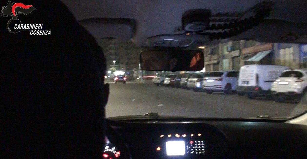 Il blitz dei carabinieri a Cosenza, la droga sul tetto e il timore. «O sei un pentito o un infame»