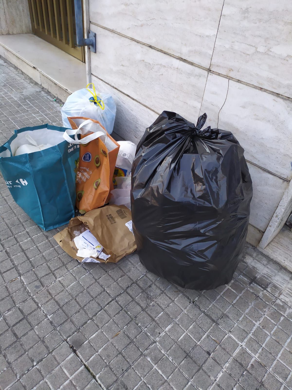 Rifiuti abbandonati, pulire non basta: Ecologia Oggi acquista le foto trappole