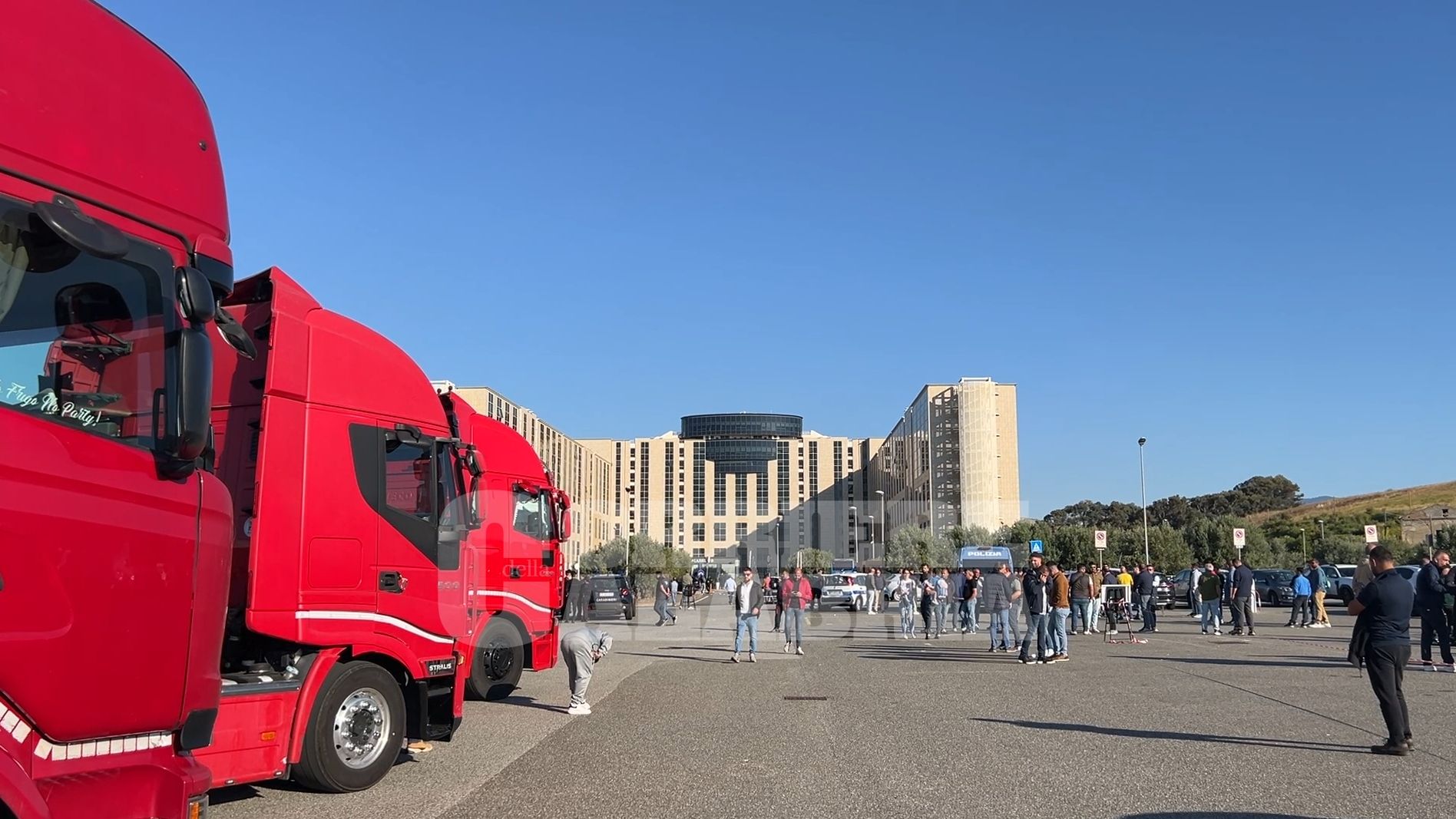 Autotrasportatori in protesta alla Cittadella. «I 15 milioni? Un segnale, ma sono pochi» – FOTO E VIDEO