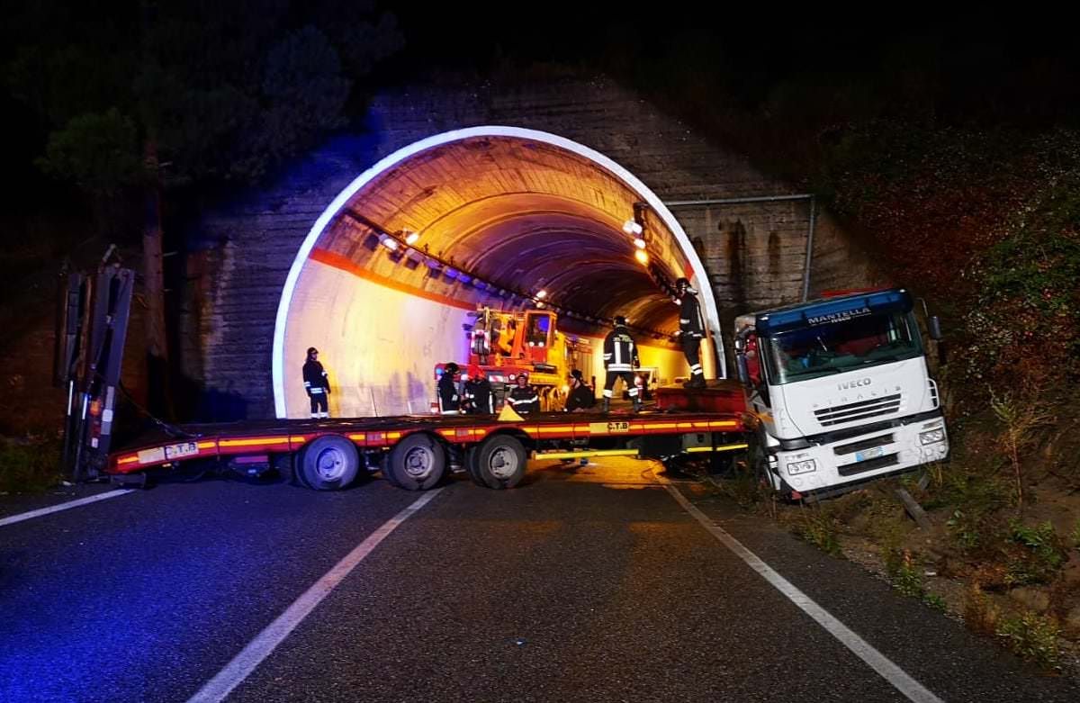 Autoarticolato di traverso sulla statale 107, un ferito