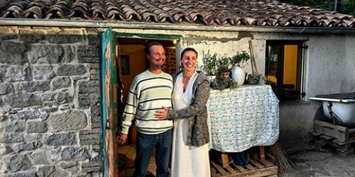 1- i coniugi eremiti che hanno scelto un bosco in Abruzzo per vivere