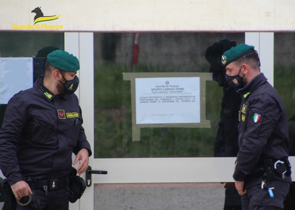 Party abusivi e dubbi sull’agibilità, sequestrata discoteca nel Lametino