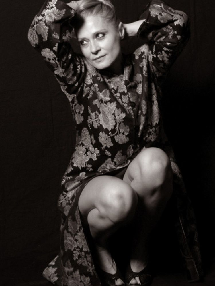 “Rendano off” davanti al teatro. Che chiude per lavori