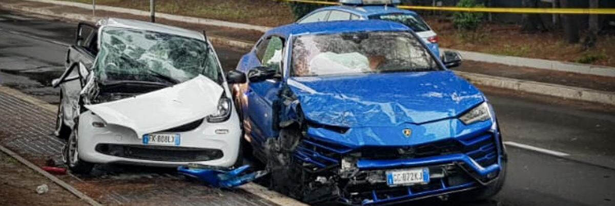Suv travolge una Smart, morto un bimbo di 5 anni. Gravi madre e sorellina