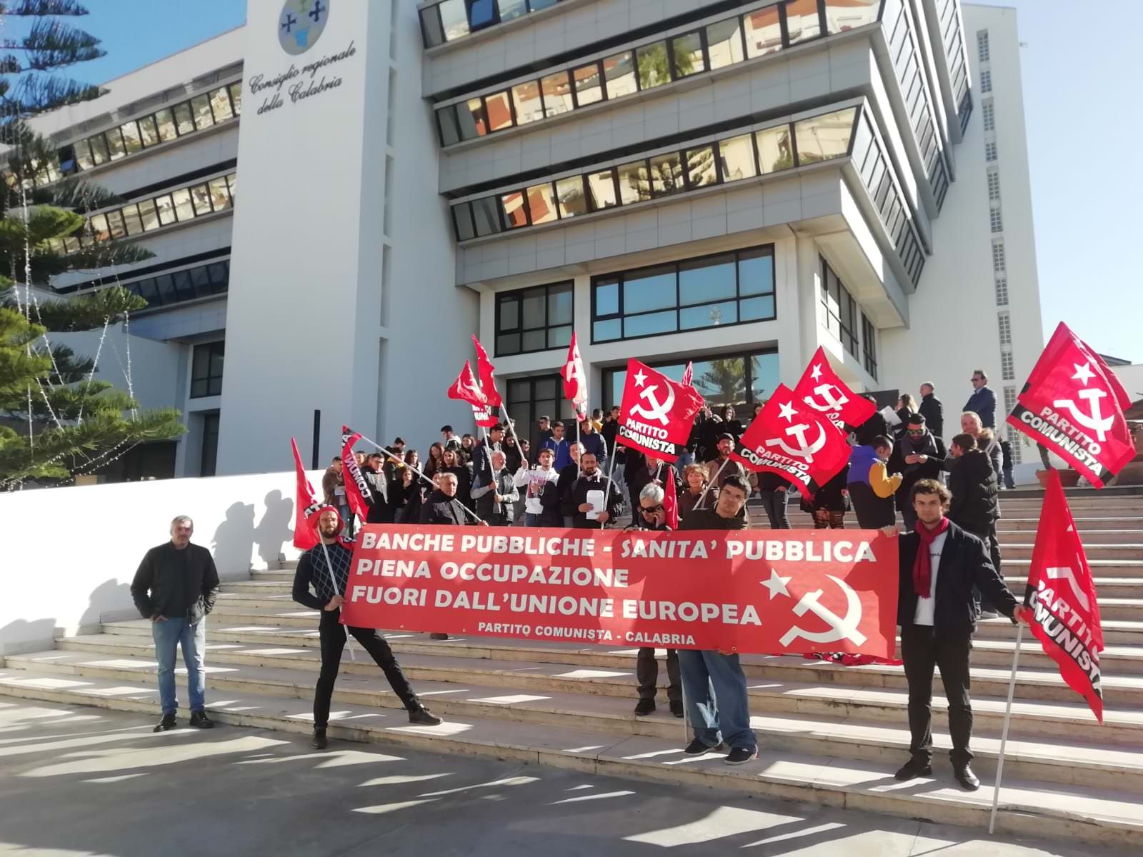Sanità, sit-in dei comunisti davanti Palazzo Campanella
