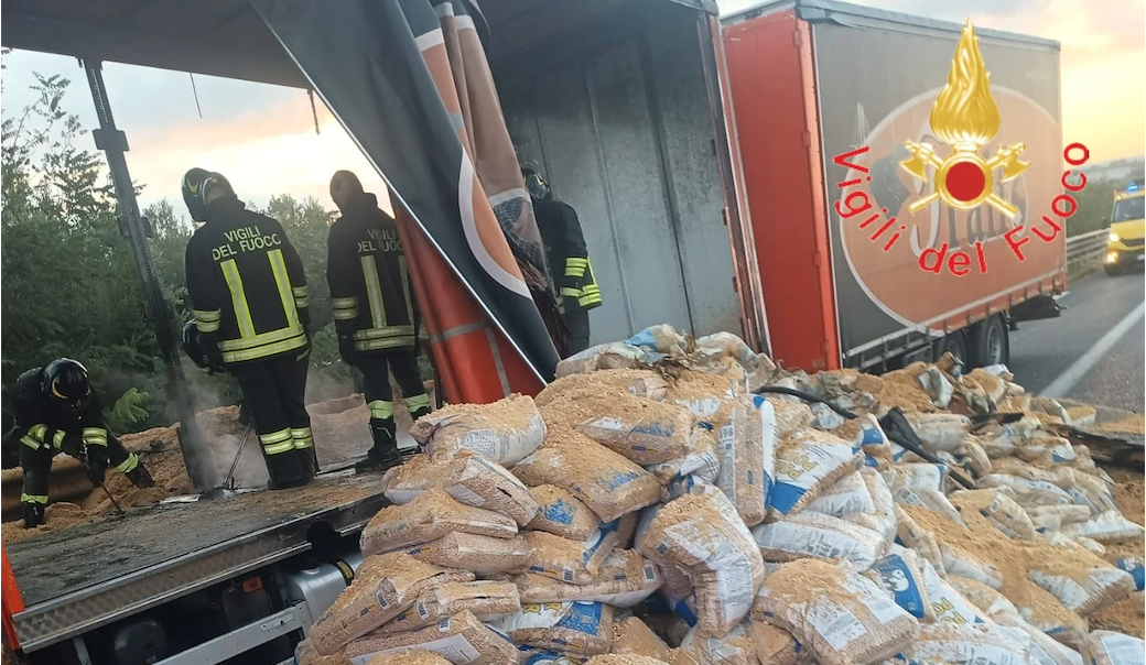 A2, camion in fiamme a Lamezia Terme: code e rallentamenti in direzione nord