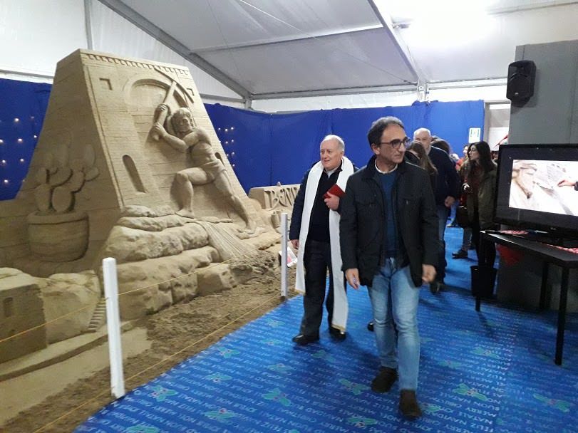 Il presepe di sabbia addolcisce il Natale del Capoluogo