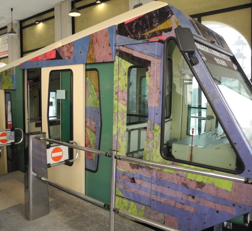 Catanzaro, i colori di Rotella illuminano la funicolare