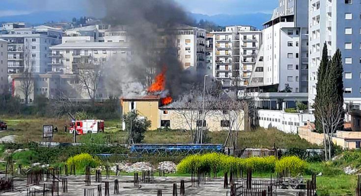 Casolare in fiamme a Cosenza