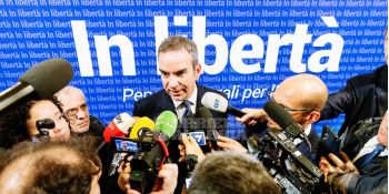 Occhiuto al centro del gioco azzurro