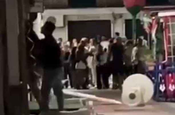 Donna aggredita in un bar a Diamante. «Riprendevano la scena ma nessuno l’ha difesa»