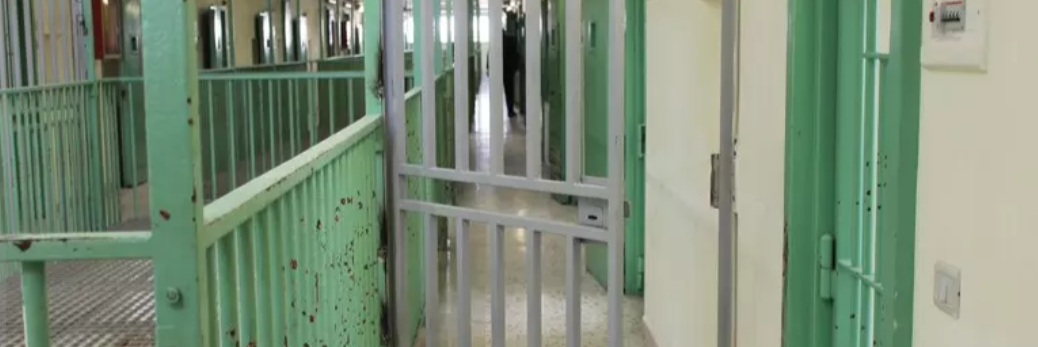 Telefonini e droga in carcere, perquisiti detenuti e agenti a Messina