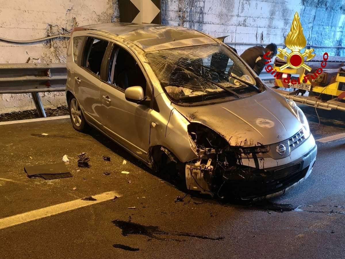 Tre veicoli si scontrano in galleria sulla statale 107, un ferito
