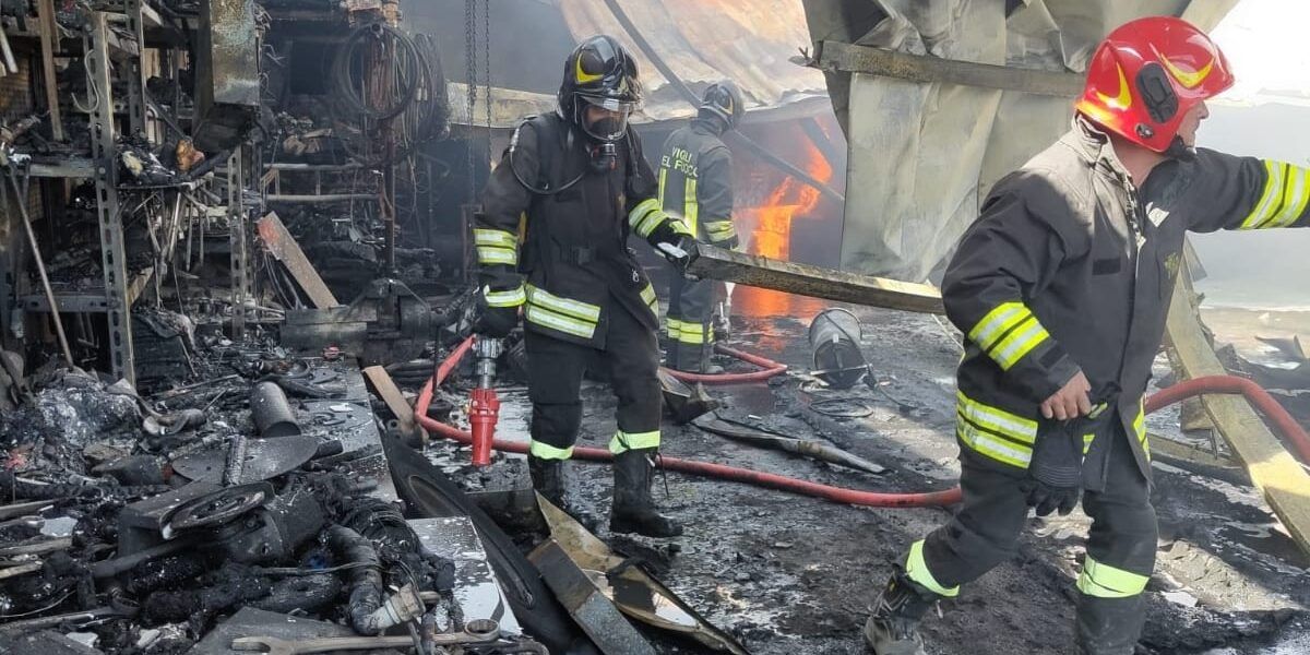 Incendio nel crotonese in un deposito di legname e mezzi agricoli, indagini in corso