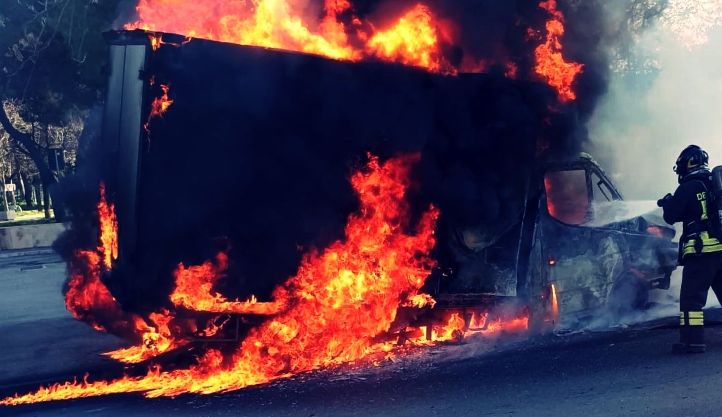 ‘Ndrangheta, l’estorsione alla ditta dei rifiuti di Vibo. «Hanno puntato la pistola all’autista e incendiato il camion»