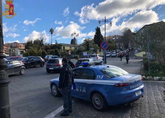 Vibo, ex poliziotto fermato con una mannaia in auto