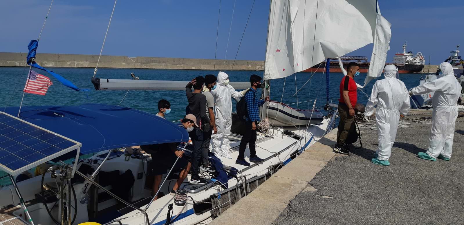 Crotone, sbarcati 54 migranti. C'è anche un bambino di 6 anni – VIDEO