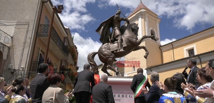 San Basile, il presidente albanese Begaj svela il monumento dedicato a Skanderbeg – FOTO E VIDEO