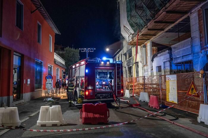 Incendio nella notte in un emporio cinese a Milano, tre morti