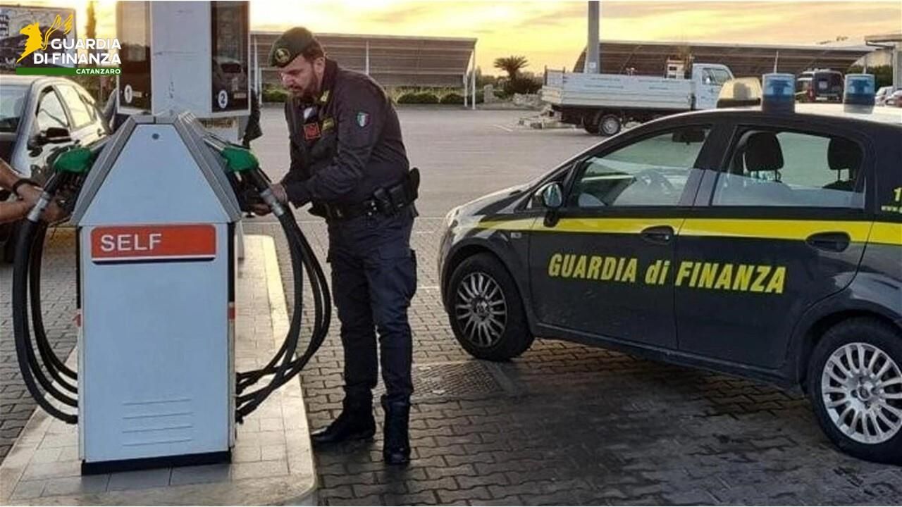 Aumento dei carburanti, la Guardia di Finanza rafforza i controlli nel Catanzarese