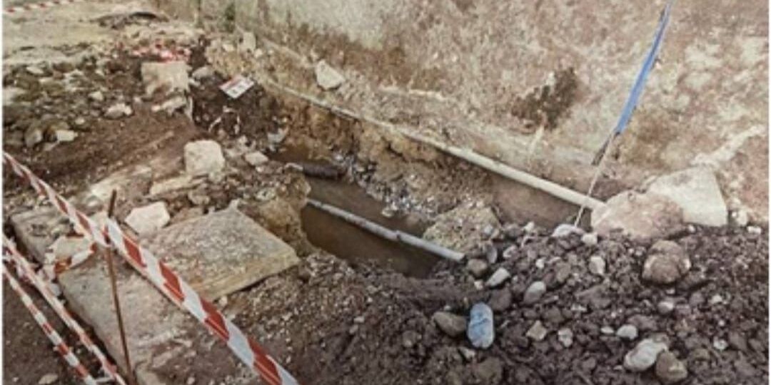 Fuoriuscita di liquami nel centro di Cosenza per uno scarico di refluo non allacciato alla rete comunale