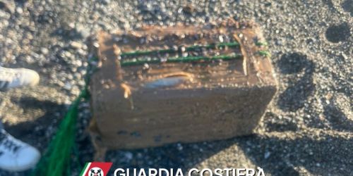 Pacco sospetto sulla spiaggia di Curinga: conteneva 62 chili di hashish - FOTO