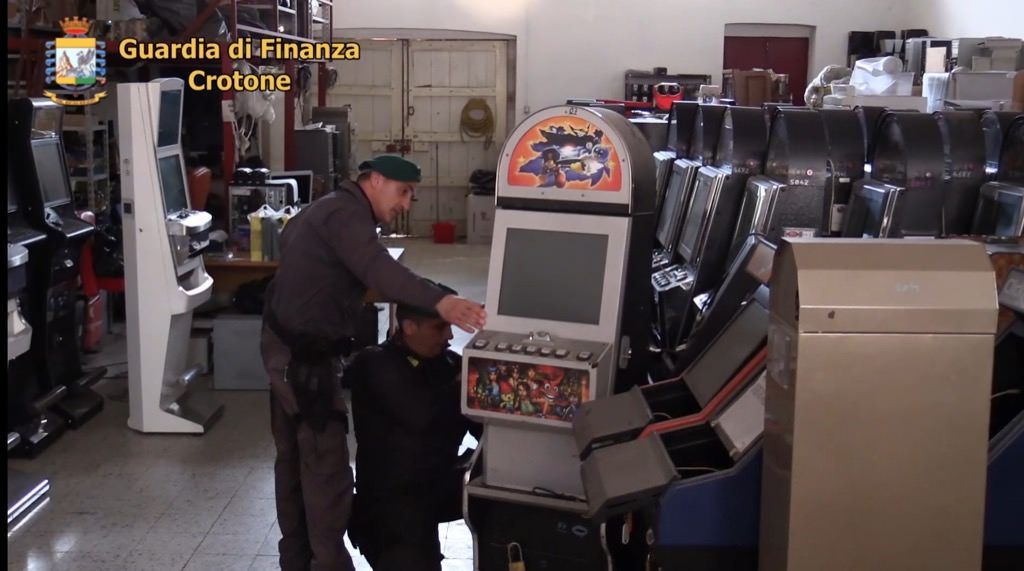 Gioco online nelle mani del clan Arena, sequestro da 3 milioni