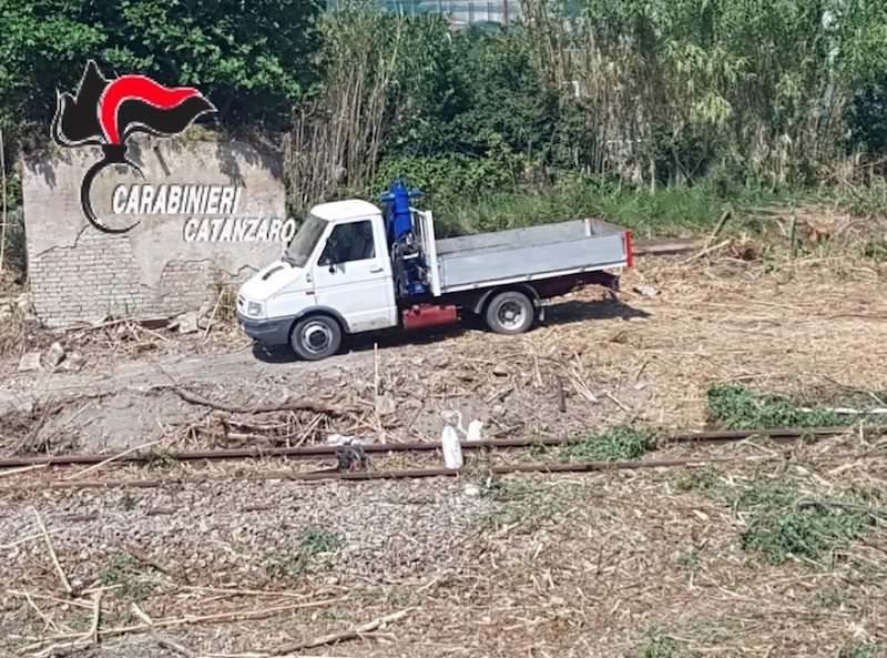 Rubano legna nel cantiere della metro a Catanzaro, arrestati