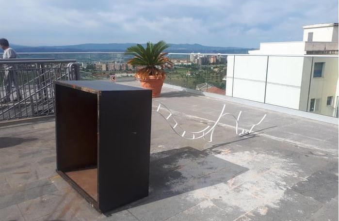 Vandali in azione a Catanzaro, presa di mira la scultura "Donna"