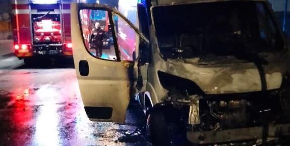 Un’altra notte di fuoco Corigliano Rossano, in fiamme il 22° mezzo dall’inizio dell’anno