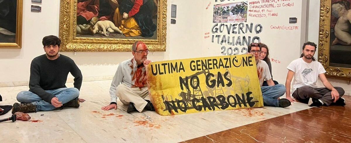 Blitz degli ambientalisti alla Pinacoteca di Bologna, muri imbrattati
