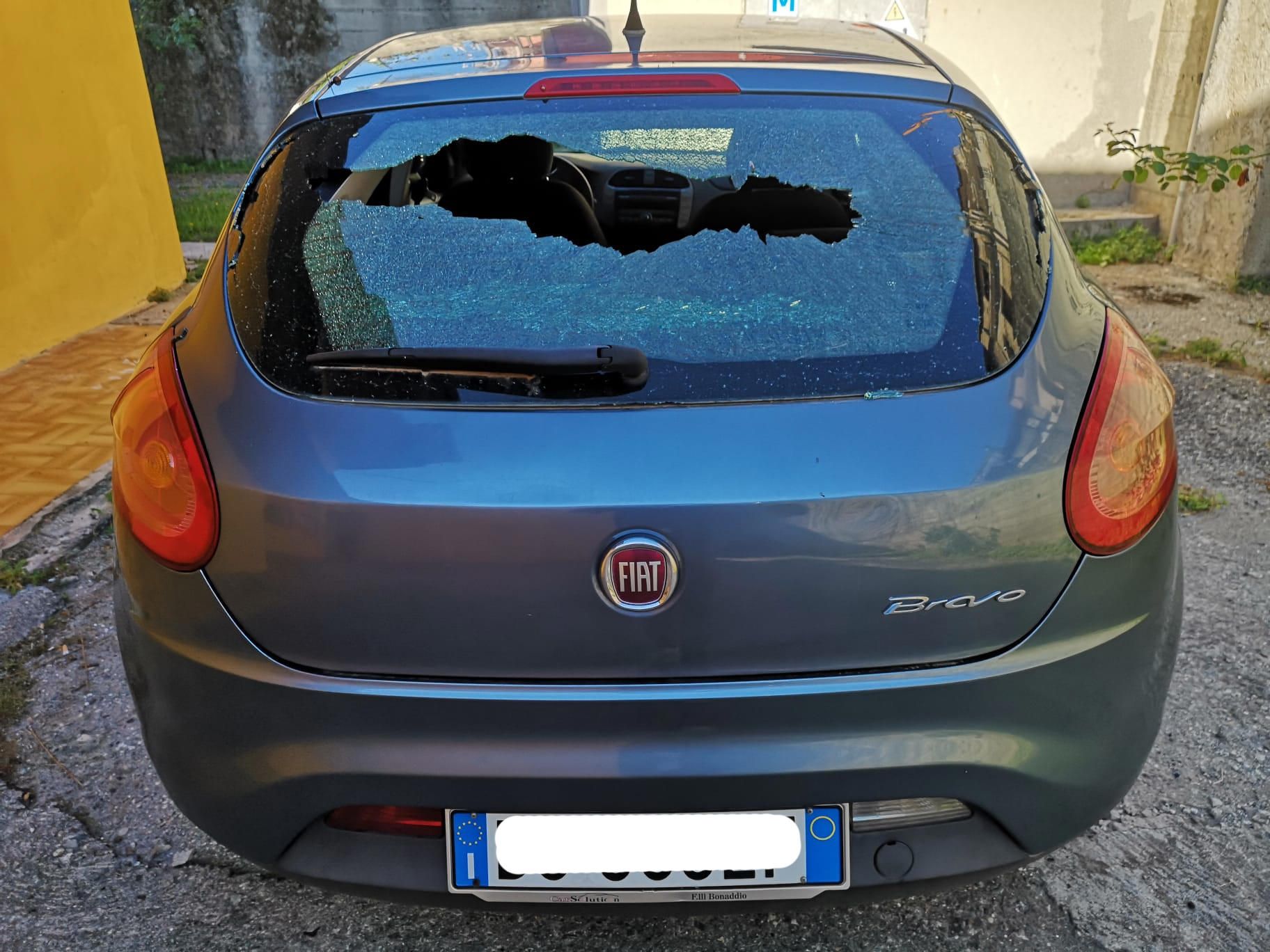 Ennesimo episodio «sinistro» a Falerna. Danneggiata un'auto del Comune – VIDEO