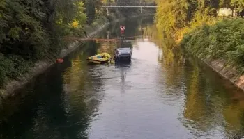 Auto con 9 ragazzi a bordo finisce nel canale: 3 morti