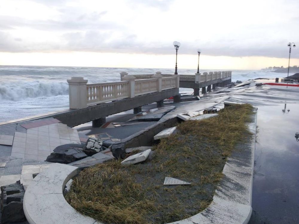 MALTEMPO | Nocera, le onde inghiottono il lungomare