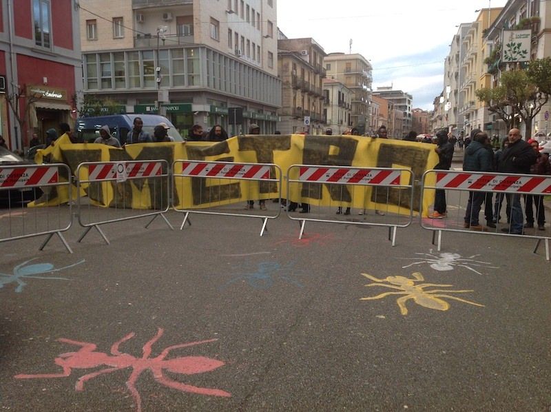 Metro a Cosenza, il no dei cittadini: «Vogliamo una casa»
