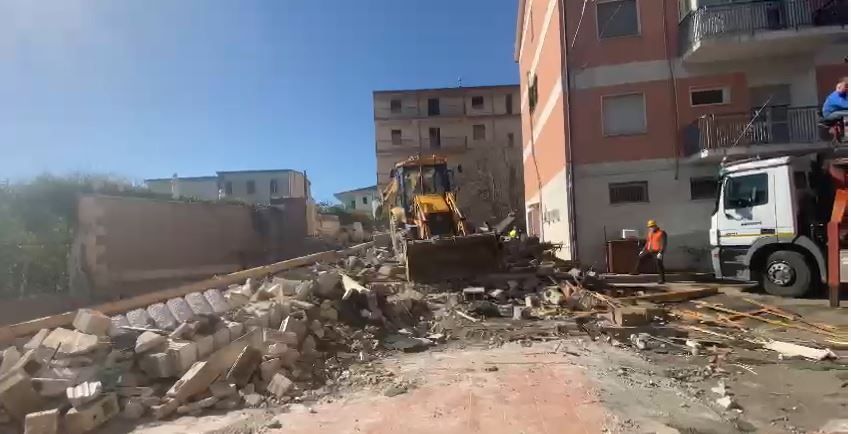 Cassano, abbattuti altri immobili abusivi. Papasso: «Ripristinata la legalità»