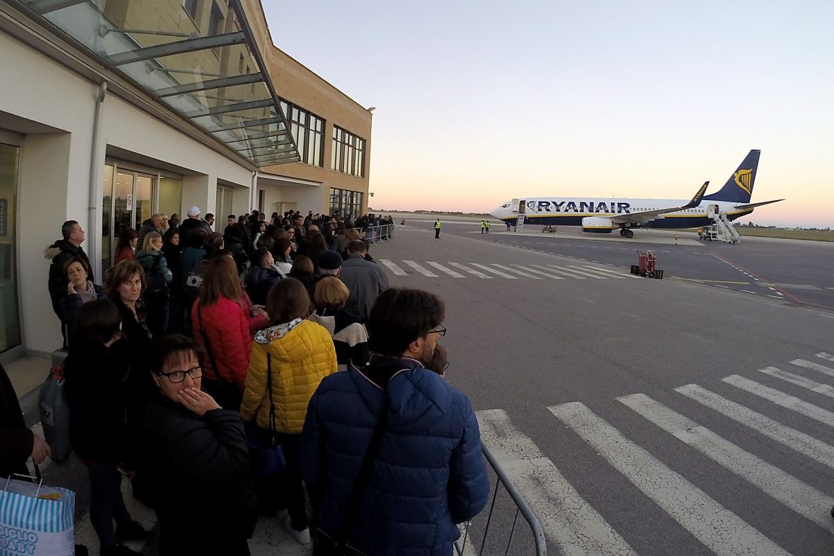 Aeroporti, la Regione sfida la Regione