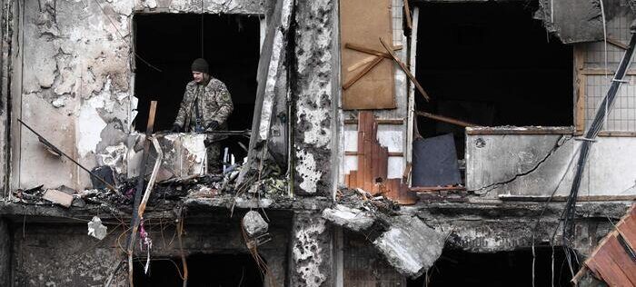 Kiev sventrata dalle bombe. Putin ai militari: «Prendete il potere»